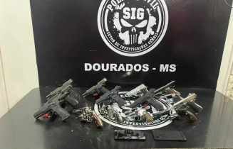 Justiça decreta prisão preventiva de idosa que guardava 15 armas pertencentes a facção