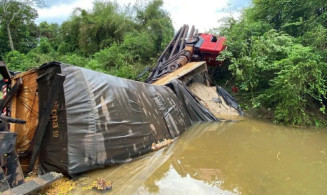 Ponte de madeira não suporta peso e carreta cai em rio de MS