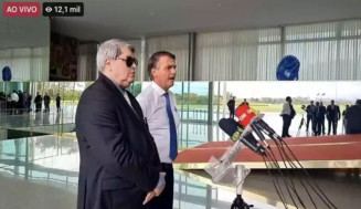 Bolsonaro chama Lula de 'pinguço' e diz que 'queria estar na praia'