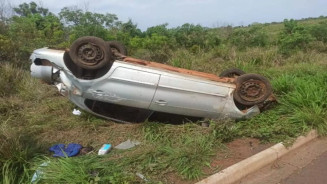 Casal com bebê capota carro e sem sinal de celular são resgatados 4 horas após o acidente