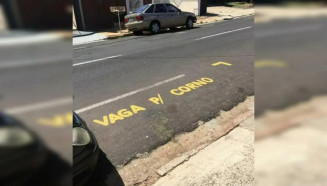 Morador pinta 'vaga p/ corno' na frente da garagem