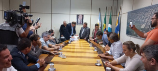 Alan Guedes entrega orçamento do município para o ano que vem