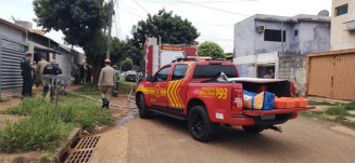 Celular explode enquanto carregava e destrói casa parcialmente
