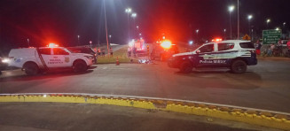 Jovem perde o controle de moto e morre em rotatória