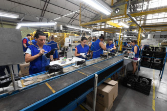 Produção cai após quatro altas e emprego na indústria sobe em ritmo menor em setembro