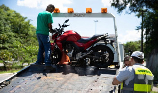 CCJ aprova proibição de remoção de veículo estacionado irregularmente se condutor puder retirar o carro