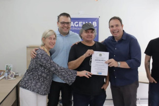 Moradores do Izidro Pedroso, antigo bairro de Dourados, recebem escritura