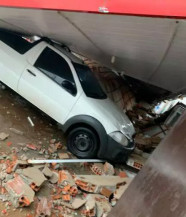 Temporal provoca queda de árvores e arranca cobertura de posto em cidade de MS