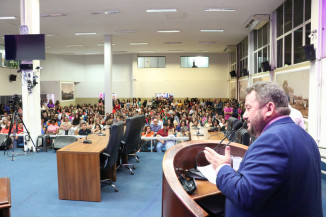 Vereador Laudir homenageia mais de 100 professores em sessão solene na Câmara