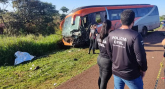 Ocupantes de caminhonete que bateu em ônibus e provocou mortes tomaram bebida