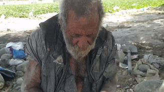 Homem 'mais sujo do mundo' morre após tomar banho