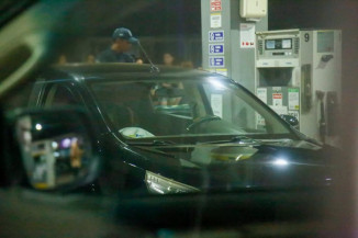 Homem é executado a tiros na frente da família em posto de gasolina na Capital