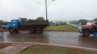Caminhoneiros bloqueiam ‘Trevo da Bandeira’ em Dourados