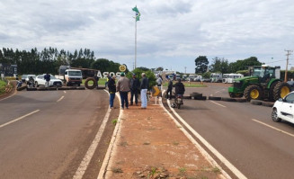 Manifestantes pró-Bolsonaro fecham rodovia que liga Itaporã/Dourados