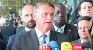Em discurso de 2 minutos, Bolsonaro afirma que vai cumprir a constituição