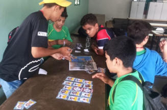 Estudantes viram figurinhas da Copa em projeto que ensina história e cultura dos países 