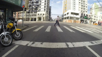 Lei de trânsito também prevê multas para pedestres. Entenda! 