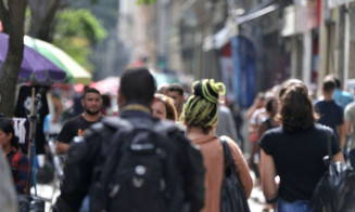 Renda média de trabalhador branco é 75,7% maior que de pretos
