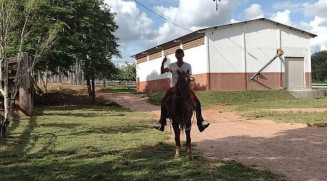 Homem perde controle de trator, cai e morre esmagado