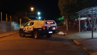 Jovem é morto a tiros e adolescente que estava perto da vítima é baleado  