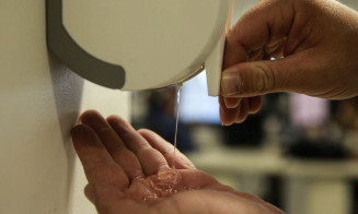 Covid-19: Anvisa libera venda de álcool 70% na forma líquida