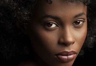 Violências, racismo e sexismo aprofundam abismo social de negras brasileiras