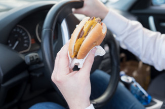 Comer dirigindo é permitido?