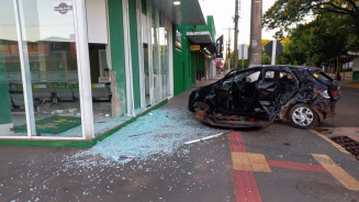 Condutor perde controle do veículo e quase invade loja na região central