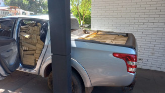 Traficante é perseguido e preso pela polícia com carro lotado de drogas