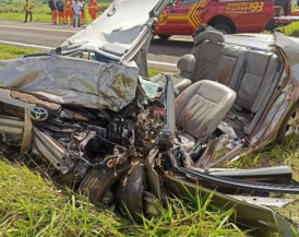 Mulher morre e vereador fica ferido em colisão entre carro e carreta