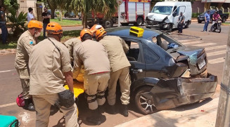 Motorista fica preso em ferragens em colisão na rua Monte Alegre