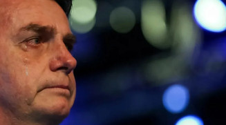 Bolsonaro chora em evento das Forças Armadas e não discursa