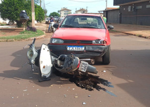 Mulher sofre traumatismo craniano após colisão entre carro e moto