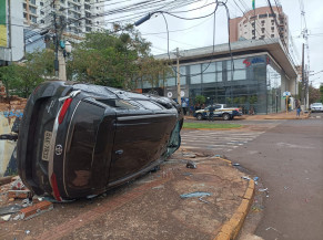 Carro capota em colisão na região central de Dourados