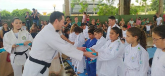 Medalhista olímpico Tiago Camilo participa de formatura de judô em Dourados