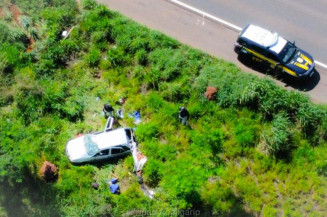 Bebê é arremessado de veículo durante capotamento em que traficante fugia da polícia