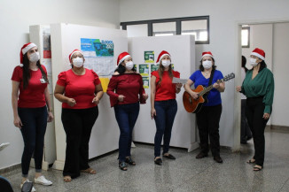 Seresteiros do HU-UFGD encerram 2022 com apresentação especial de Natal pelos corredores do hospital