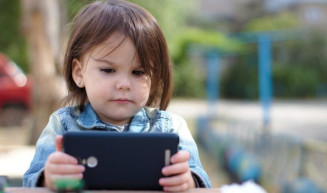 Comissão aprova alerta em produtos sobre uso prolongado de computador e celular pelas crianças