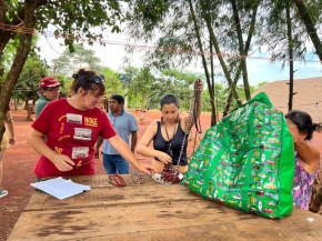Carnavalesca da Major Gama visita aldeias de Dourados para conhecer artesanato indígena