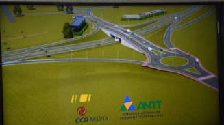 Motociclistas fazem contorno irregular no viaduto para encurtar caminho