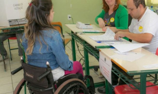 Comissão aprova reserva de vagas em universidades para pessoas com deficiência e bolsistas