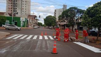 Principais avenidas e cruzamentos críticos 'ganham' sinalização em Dourados