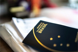 Fila de espera por passaporte no Brasil atinge 100 mil pessoas, aponta PF 