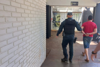 Homem é preso por espancar mulher e filha em Dourados 