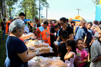 ‘Chamados a Servir’ faz entrega de caixas com presentes e cestas de alimentos em Dourados