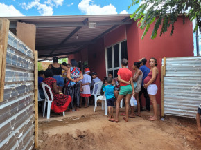 Com ajuda de empresários, projeto social constrói casa para família que vivia em 'barraco'
