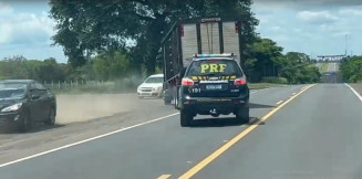 Ladrão perseguido pela polícia com caminhão roubado quase provoca acidente na BR-163