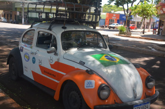 Amigos que vão percorrer América Latina de fusca param para conhecer Dourados 