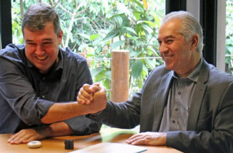 Eduardo Riedel toma posse como governador neste domingo 