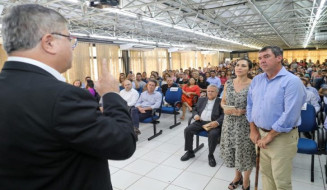 Riedel inicia seu primeiro dia de trabalho com culto
